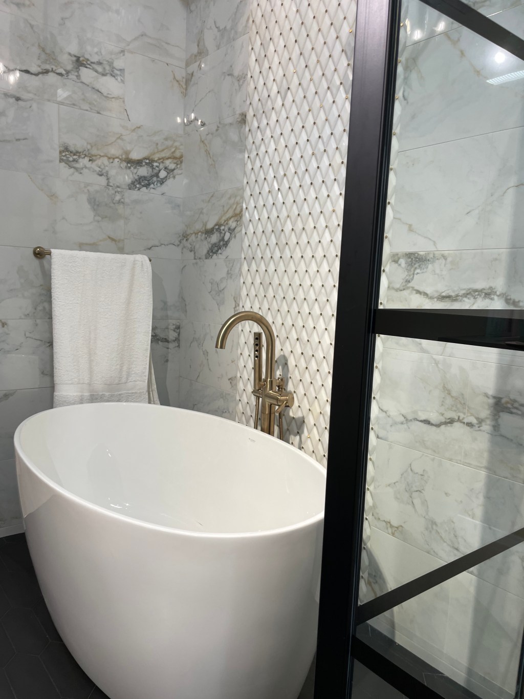 Modern Elegant Black & White&nbsp;Bathroom